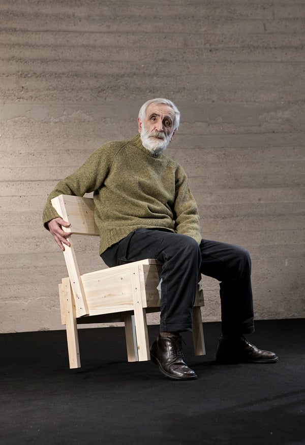 Enzo Mari nel 2012 sulla Sedia 1 Chair disegnata nel 1974 per Artek, courtesy Artek