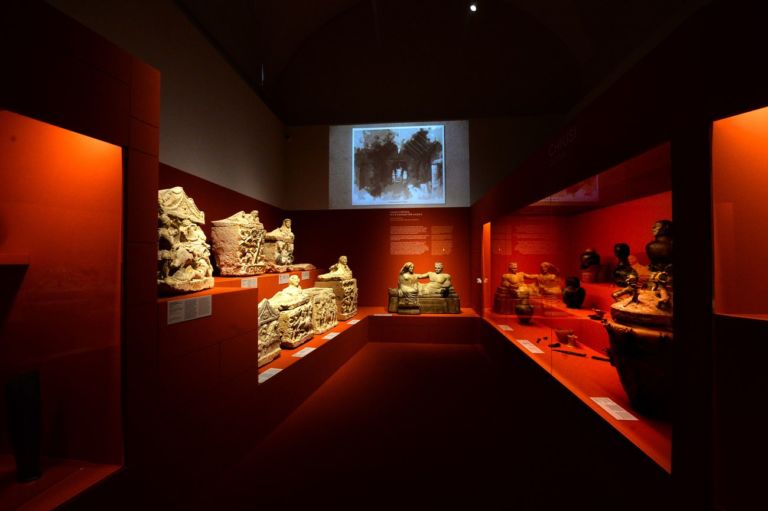 Etruschi. Viaggio nelle terre dei Rasna. Installation view at Museo Civico Archeologico, Bologna 2019. Photo Roberto Serra per Electa