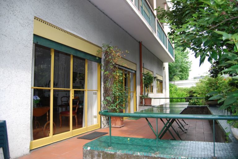 Franco Albini, Villa Pestarini, Milano. Photo courtesy Giuseppe Galbiati. Terrazza esterna dal giardino