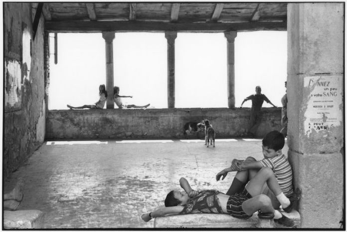 Henri Cartier-Bresson Simiane-la-Rotonde, France, 1969, épreuve gélatino-argentique de 1973 © Fondation Henri Cartier-Bresson / Magnum Photos