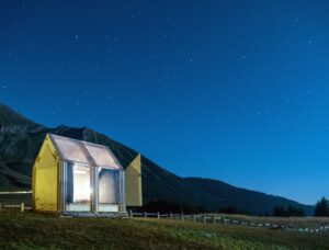 Immerso. Un casa trasparente in mezzo ai monti