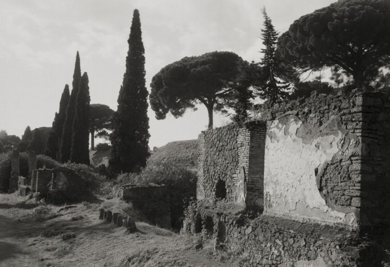 Kenro Izu, Necropoli di Porta Nocera, Pompei, 2016. Courtesy Fondazione Modena Arti Visive