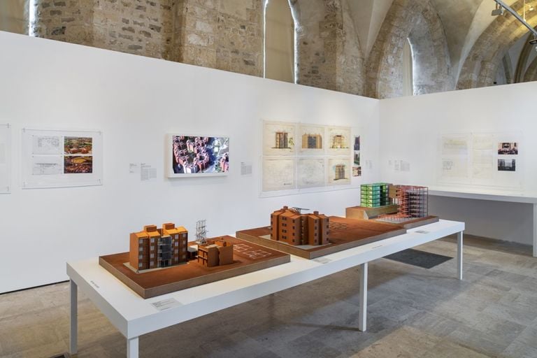 La Biennale d’Architecture d’Orléans #2, nos années de solitude. Exhibition Quand les attitudes deviennent résistance. Exhibition view at Collégiale Saint-Pierre-le-Puellier. Usina_Ctah. Photo Martin Argyroglo