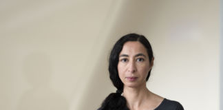 Latifa Echakhch, Kuratorin des Schweizer Pavillons an der 59. Internationalen Kunstausstellung – La Biennale di Venezia 2021 - portratiert am 27. Januar 2020 in Genf. (Pro Helvetia/Christian Beutler)