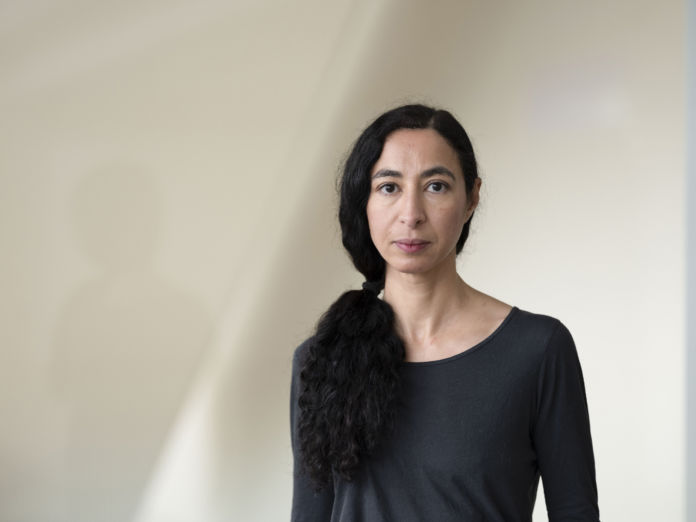 Latifa Echakhch, Kuratorin des Schweizer Pavillons an der 59. Internationalen Kunstausstellung – La Biennale di Venezia 2021 portratiert am 27. Januar 2020 in Genf. (Pro Helvetia/Christian Beutler) Latifa Echakhch, Kuratorin des Schweizer Pavillons an der 59. Internationalen Kunstausstellung – La Biennale di Venezia 2021 - portratiert am 27. Januar 2020 in Genf. (Pro Helvetia/Christian Beutler)