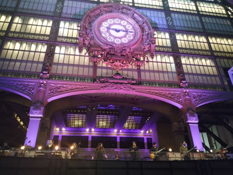 Live di Alessandro Mannarino al Musée D’Orsay, ph Arianna Piccolo