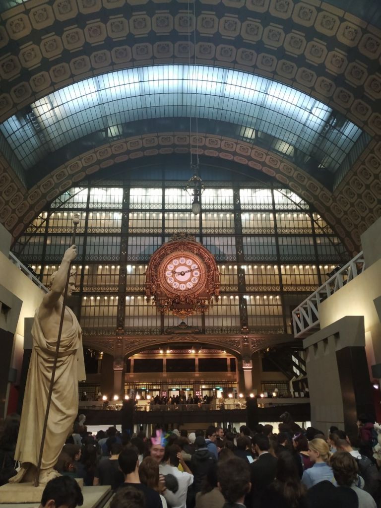 Live di Alessandro Mannarino al Musée D’Orsay, ph Arianna Piccolo