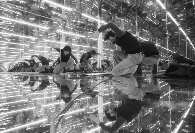 Luciano Fabro, Allestimento teatrale (Cubo di specchi), 1967 75. Photo Giorgio Colombo, Milano