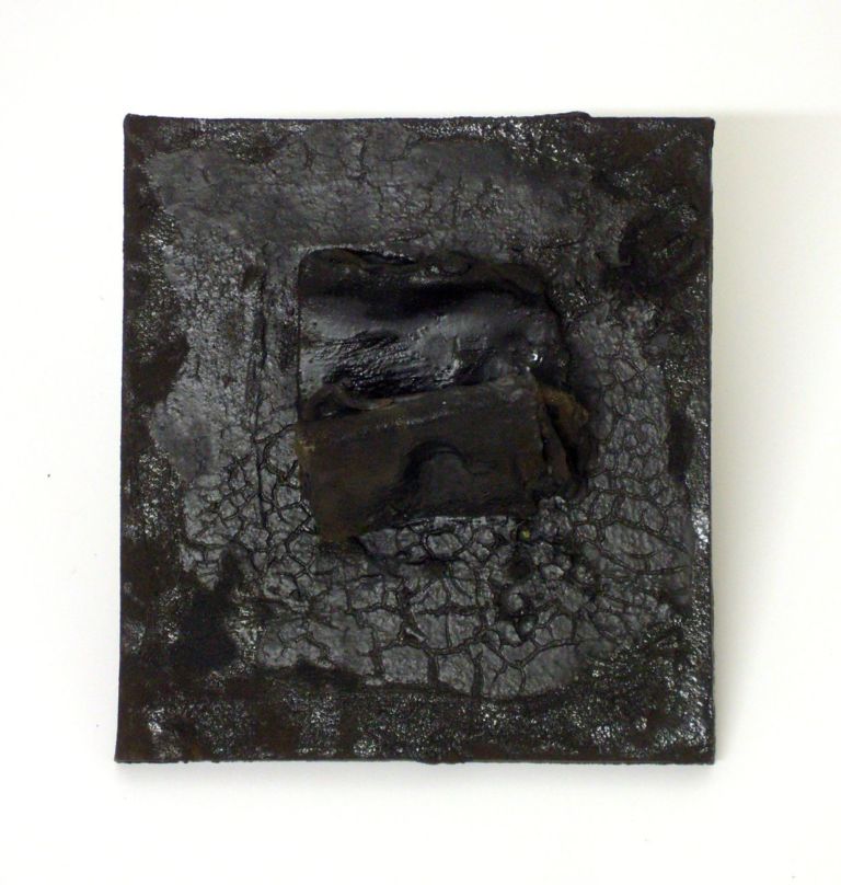 Luisa Gardini, Senza Titolo, 2009, ceramica, 20 x 18,5 x 7 cm. Photo Sario Manicone