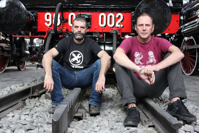 Marco Messina e Sacha Ricci orizz., rotaia Museo ferroviario di Pietrarsa