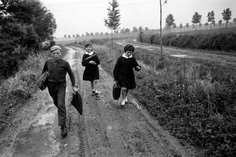 Mario Dondero, Andando a scuola nella pianura emiliana, Reggio Emilia, 1964
