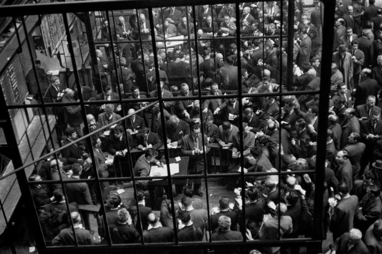 Mario Dondero, Borsa di Parigi, 1973