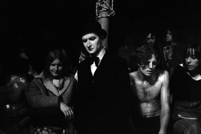 Mario Dondero, La troupe Le Palais des Merveilles in uno spettacolo, Parigi, inizi anni ‘70