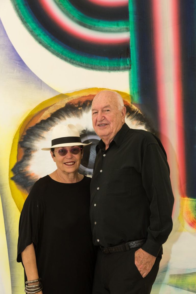 Mera & Don Rubell di fronte a “When You See Me Again It Wont Be Me” (2010) di Kerstin Brätsch. Photo credit Chi Lam