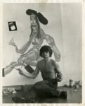 Peter Saul di fronte a California Artist (1973) nel suo studio, Mill Valley, California, 1973. Photo from the artist’s archive. Courtesy Michael Werner Gallery, New York London