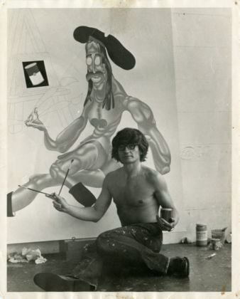 Peter Saul di fronte a California Artist (1973) nel suo studio, Mill Valley, California, 1973. Photo from the artist’s archive. Courtesy Michael Werner Gallery, New York London