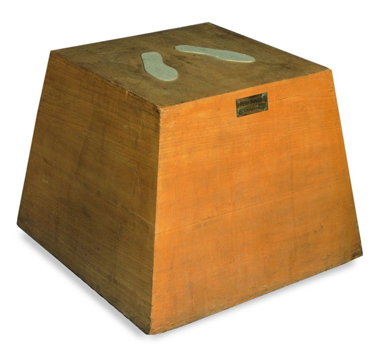 Piero Manzoni, Base magica – scultura vivente, 1961, legno, 79x79x60 cm. Courtesy Building