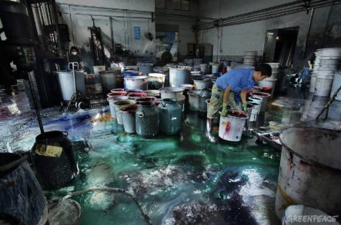 Tinture e fisssatori tossici utilizzati dai marchi del fast fashion - courtesy Greenpeace