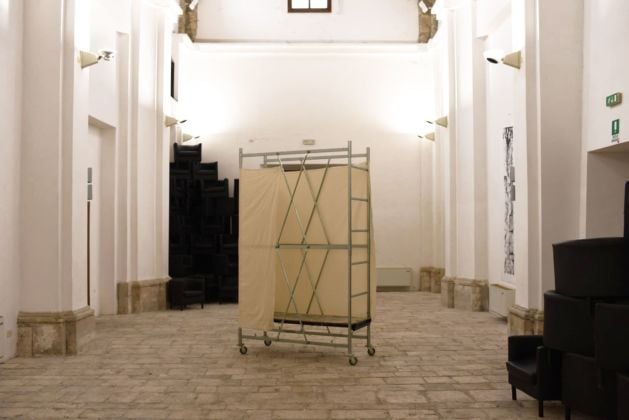 Simone Camerlengo, Atelier, 2018, tela su trabattello. Installation view at Caramanico