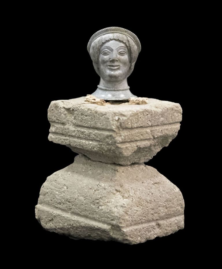 Testa femminile, forse una divinità, Orvieto, Campo della Fiera, area del tempio A, 490 480 a.C. Orvieto, Museo Archeologico Nazionale, Polo Museale dell’Umbria