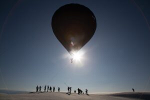 Volare senza combustibili. La performance ecologista di Tomàs Saraceno