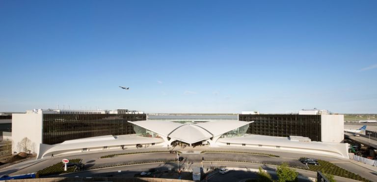 Two brand new wings behind Eero Saarinen’s historic terminal house the TWA Hotel’s 512 guestrooms. Photo credits TWA Hotel – David Mitchell