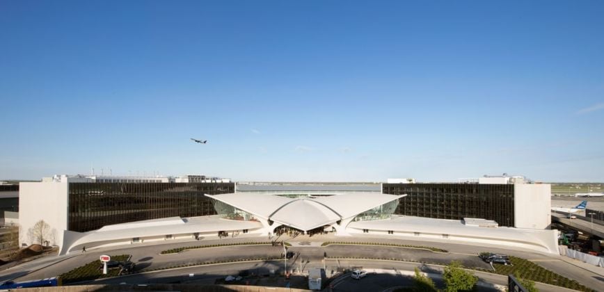 Two brand new wings behind Eero Saarinen’s historic terminal house the TWA Hotel’s 512 guestrooms. Photo credits TWA Hotel – David Mitchell