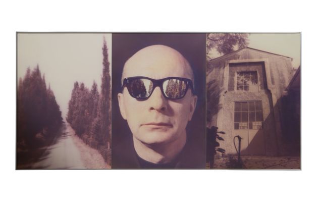 Vincenzo Agnetti, Gli eventi precipitano, la persona, 1974, fotografia, parte 2 di 60x123,5 cm. Courtesy Building
