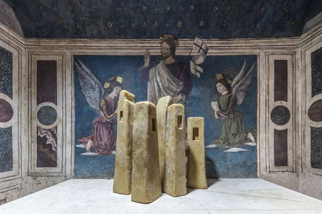 Wolfgang Laib, Towers, 2019. Courtesy the artist. Installation view at Cappella Rucellai Museo Marino Marini, Firenze 2019. Photo credit Leonardo Morfini