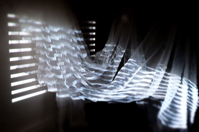 Eikasia.topologie de la ligne, installazione luminosa Nuit Blanche 2019, Galerie Moho, Parigi, 2019, photo ABACO