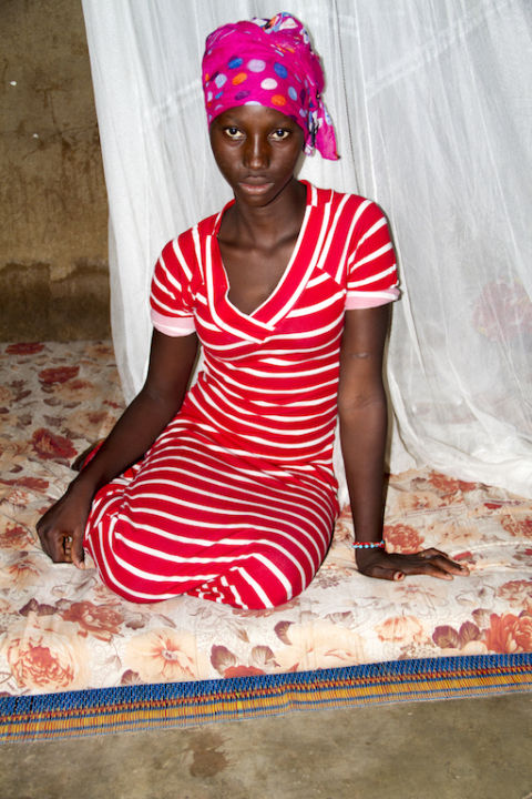 Giovane ritratta nel suo letto poco dopo il risveglio. KENE/Spazio, immagine scattata durante i laboratori a Bamako, courtesy Studio Kene