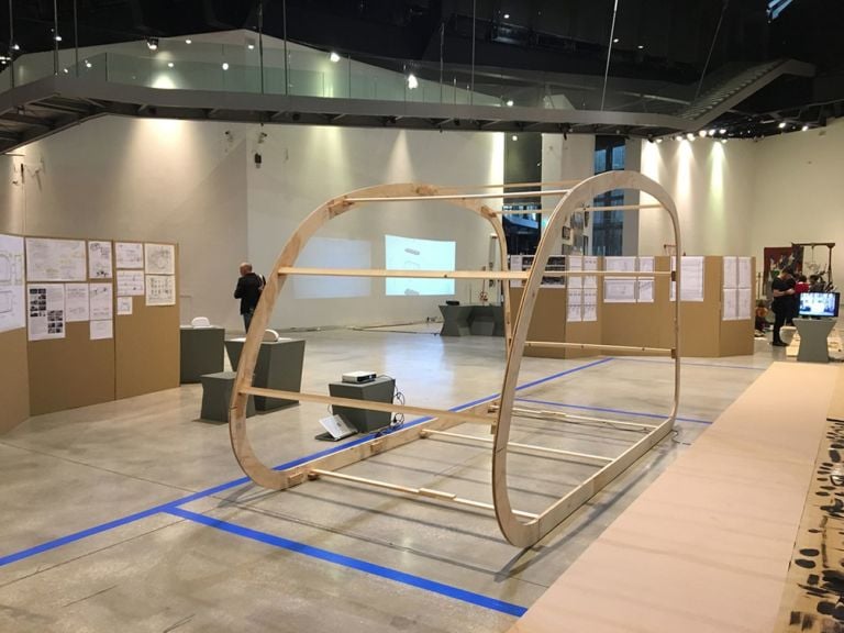 Modello strutturale in scala 1:1 del progetto Parking Toilet Capsule presentato al museo MACRO di Roma in occasione del World Toilet Day 2019. Autori: Massimo Alessandrini, Arturo Becchetti, Fabrizio Felici, Alberto Giuliani e Luca Trulli