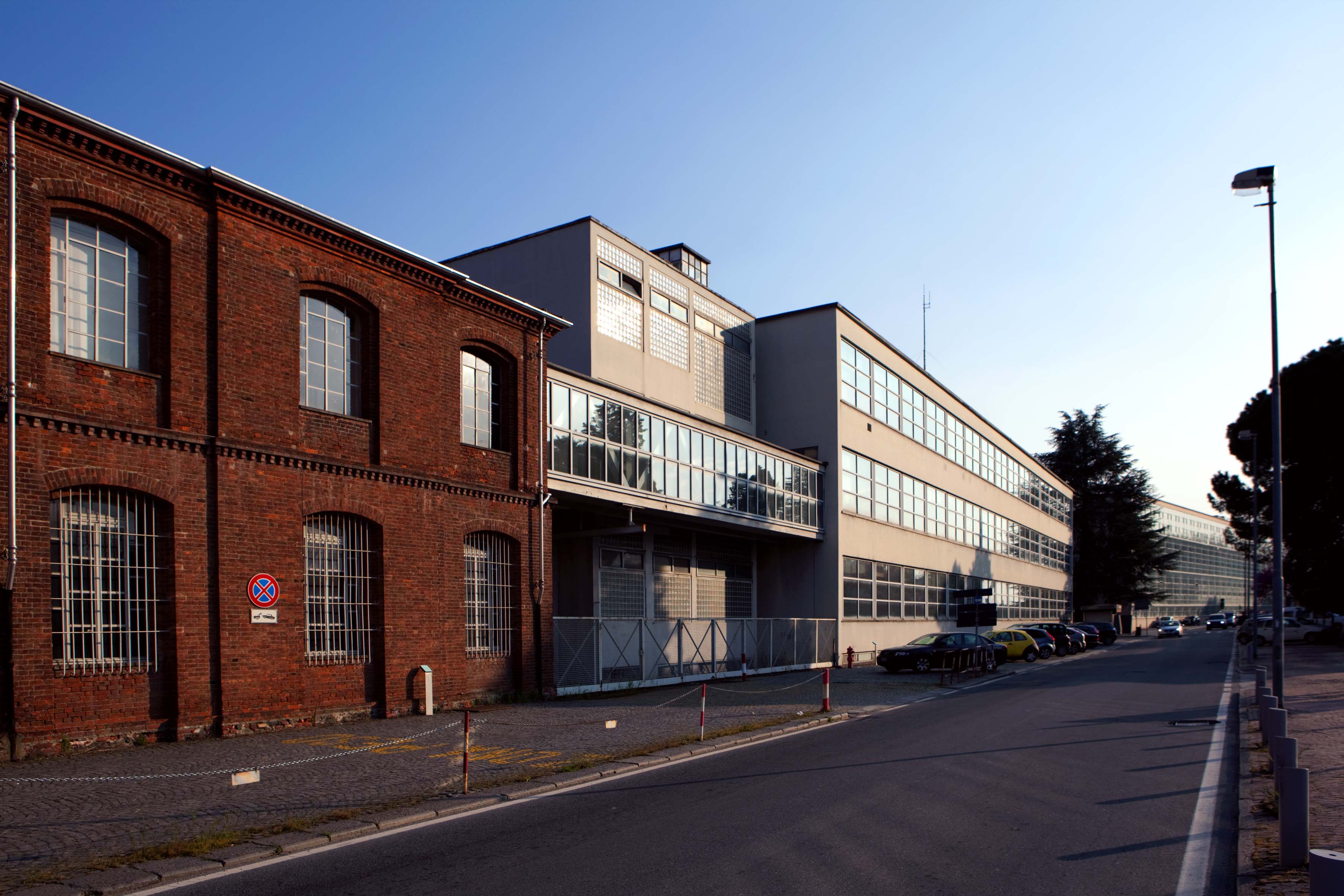 Complesso di costruzioni Olivetti lungo Via Jervis a Ivrea (Dalla prima fabbrica in Mattoni Rossi al primo e secondo ampliamento degli stabilimenti Olivetti I.C.O.). Courtesy Francesco Mattuzzi e Fondazione Adriano Olivetti