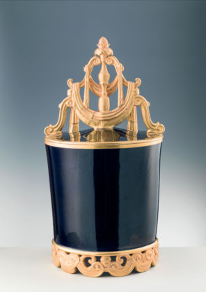 Cista con coperchio e base traforata (1930), creata per la Triennale del 1930. Porcellana dipinta in blu a gran fuoco e oro segnato a punta d’agata.