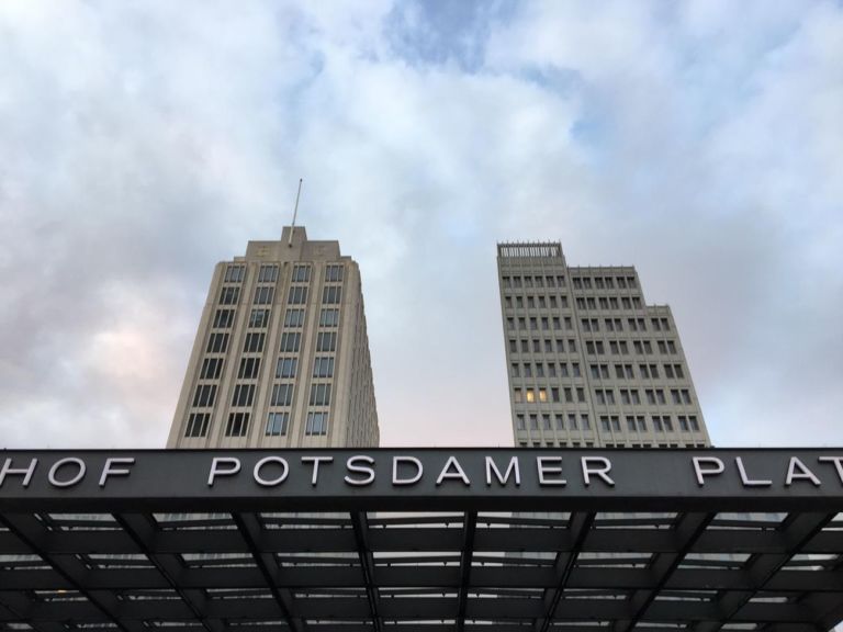 Pensilina della nuova stazione S-Bahn a Potsdamer Platz. Sullo sfondo i grattacieli di Berlino. Autore: Arturo Becchetti