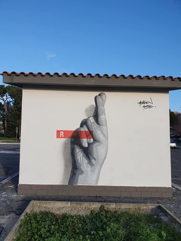 La prima lettera del murales di More a Pavona