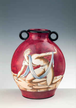 Vaso (1924), maiolica dipinta a mano in rosso, ocra, azzurro e nero. Riproduce un’altra figura della Conversazione classica.