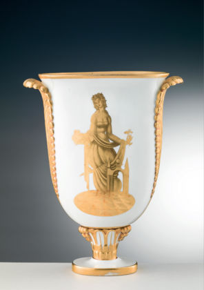 Vaso piumato L’Ospitalità (1927), porcellana dipinta in oro segnato a punta d’agata. Appartiene a una serie di quattro allegorie che comprende anche La Giustizia, L’Abbondanza e la Carità.
