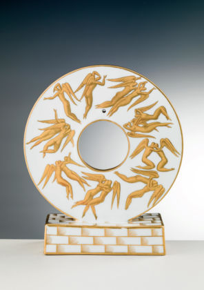 Disco forato (1929), porcellana dipinta a mano in oro segnato a punta d’agata con il decoro detto Amore degli Angeli.
