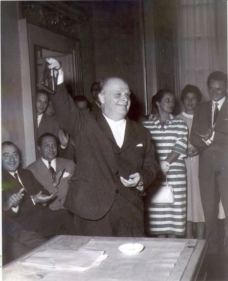 Adriano vince il Compasso d'Oro per la Lettera 22 di Marcello Nizzoli, 1954. Archivio Fondazione A. Olivetti