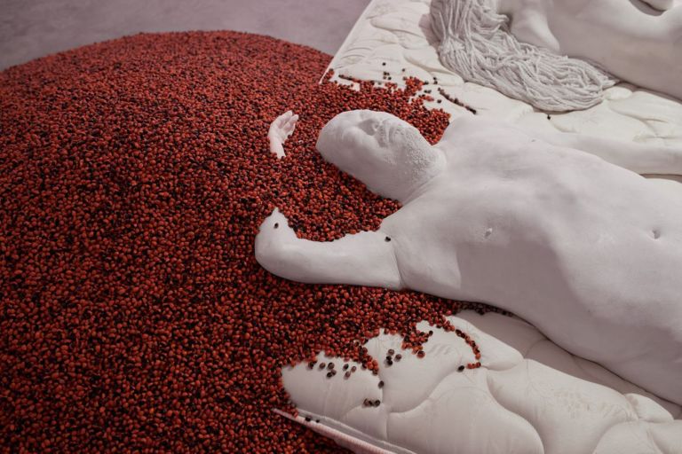 Ai Weiwei, Two Figures, 2018, particolare. Installation view at Faurschou New York, 2019. Photo Ed Gumuchian © Faurschou Foundation