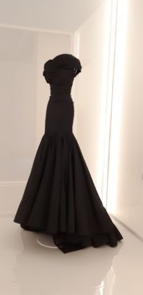 Alaïa, abito da sera in taffeta nero con bustier drappeggiato. Couture autunno inverno 2003