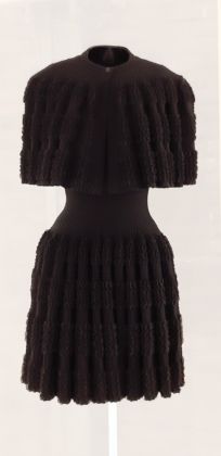 Alaïa, completo abito e cappa in maglia goffrata e plissettata. Collezione autunno inverno2008