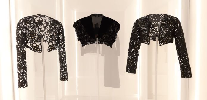 Alaïa. Bolero in velluto ricamato (centro). Boleri in pelle traforata e ricamata (ai lati). Couture autunno inverno 1989 Alaïa. Bolero in velluto ricamato (centro). Boleri in pelle traforata e ricamata (ai lati). Couture autunno inverno 1989