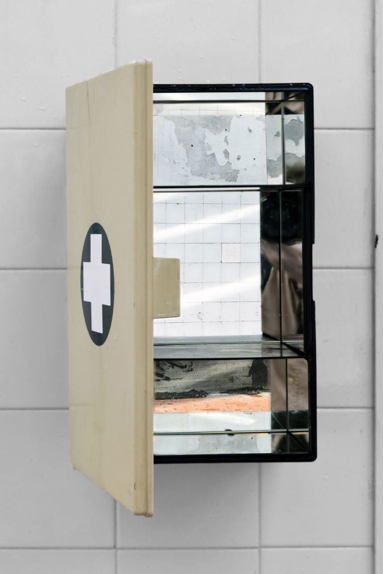 Alessandro Simonini, Phàrmakon, 2019, cassetta del pronto soccorso, specchi, 20 x 37 x 14 cm. Intervento per BienNolo 2019. Photo Fabrizio Stipari