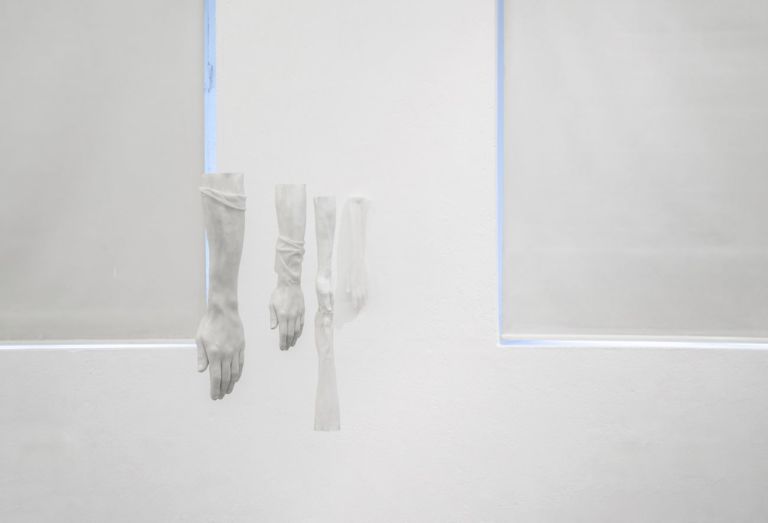 Alessandro Simonini, Untitled (flayng study), 2019, gesso, silicone, dimensioni variabili. Veduta dell’installazione presso Viafarini. Photo Marco Baldassari