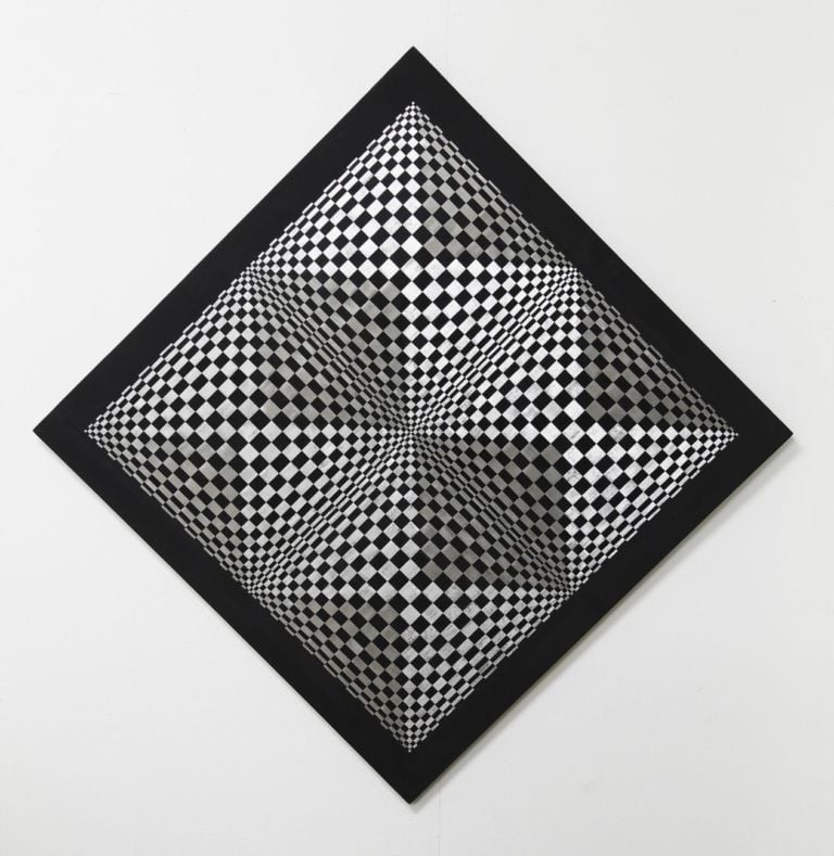 Dadamaino, Oggetto ottico dinamico, 1962, alluminio su tavola, 127x127 cm © A arte Invernizzi, Milano. Photo Bruno Bani, Milano
