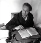 Denise Bellon, Ritratto di Jean Giono alla sua scrivania, 1941. Association des Amis de Jean Giono © AKG Image - Denise Bellon