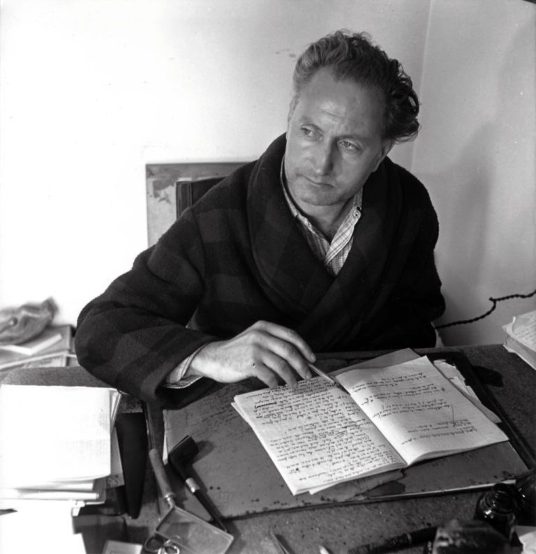 Denise Bellon, Ritratto di Jean Giono alla sua scrivania, 1941. Association des Amis de Jean Giono © AKG Image - Denise Bellon