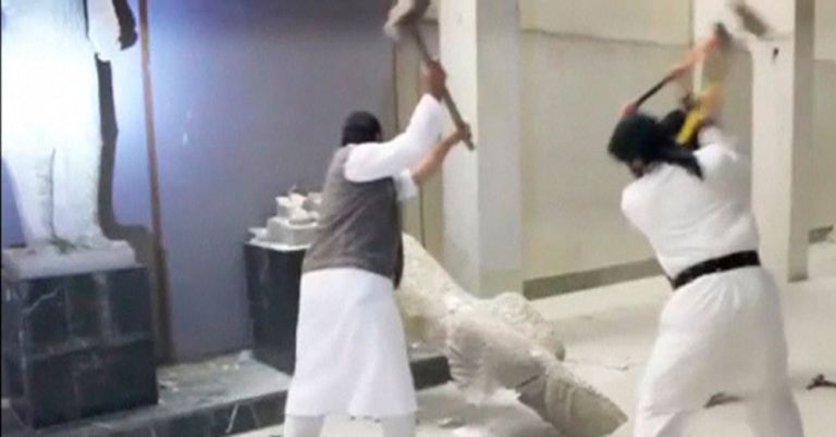 Distruzione da parte dell'ISIS Daesh dei reperti di Hatra presso il Museo di Mosul, 2015